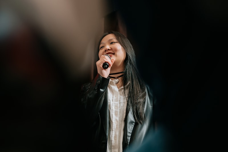 Topluluk önünde sunum yapan konuşmacı