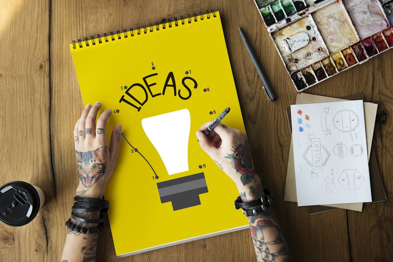 Yaratıcı düşünce sürecinde beyin fırtınası yapan kişi