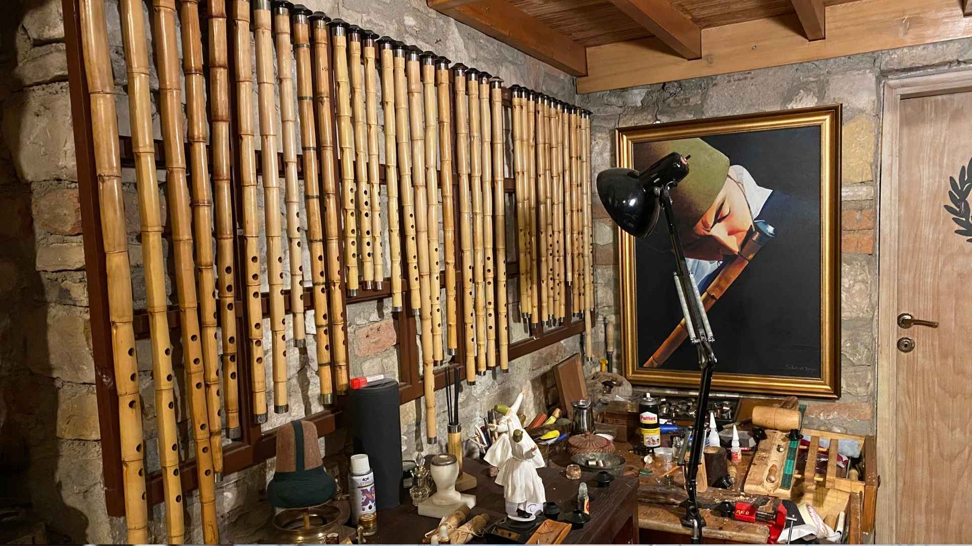 Ney eğitimi alan bir öğrenci